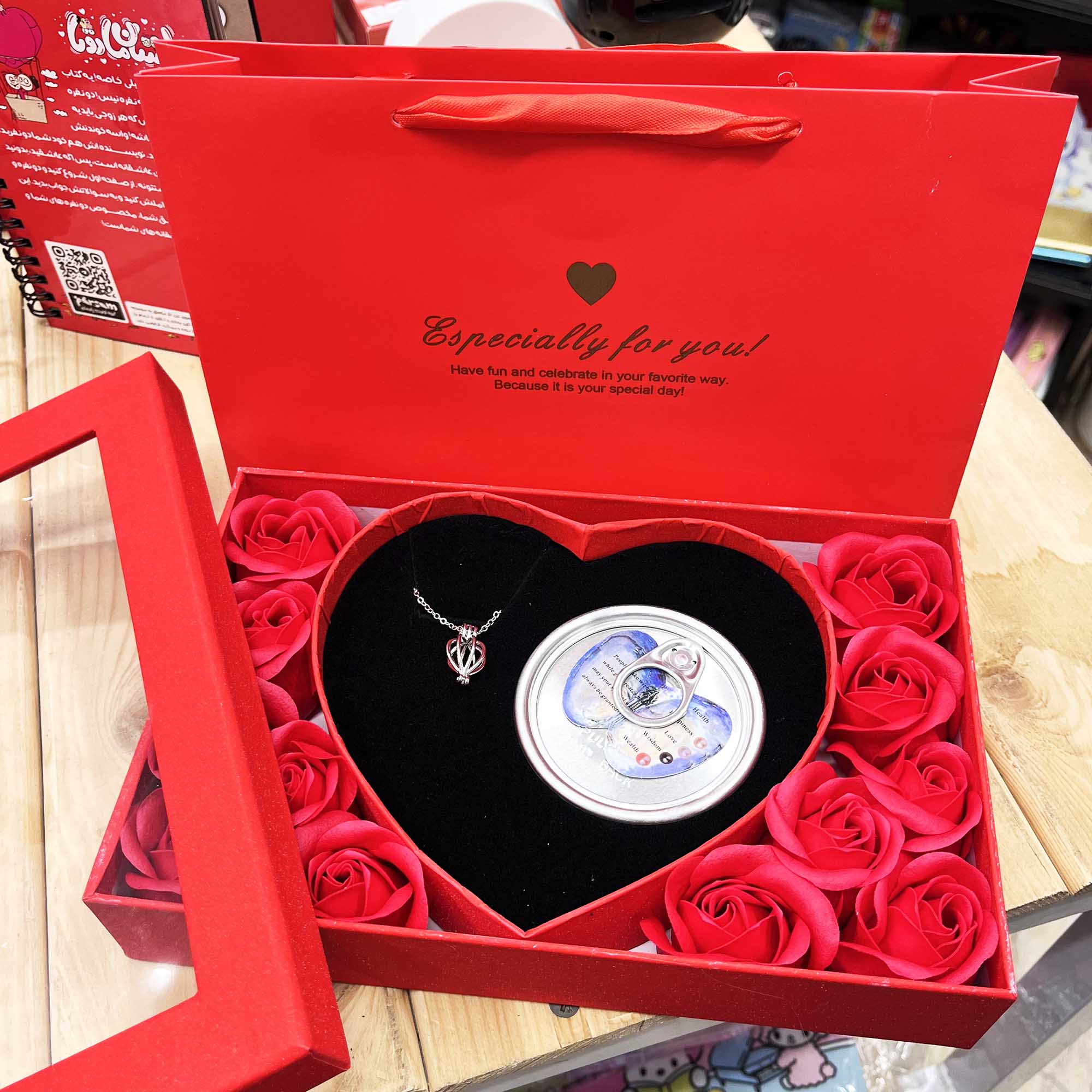 باکس هدیه مروارید عشق سورپرایزی همراه جعبه گل معطر