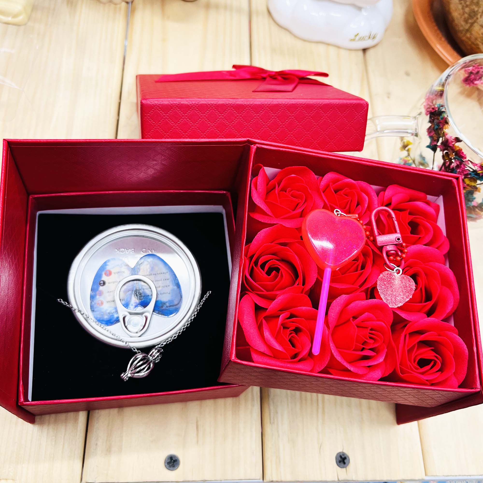 گردنبند مروارید عشق همراه باکس گل معطر و جعبه متحرک