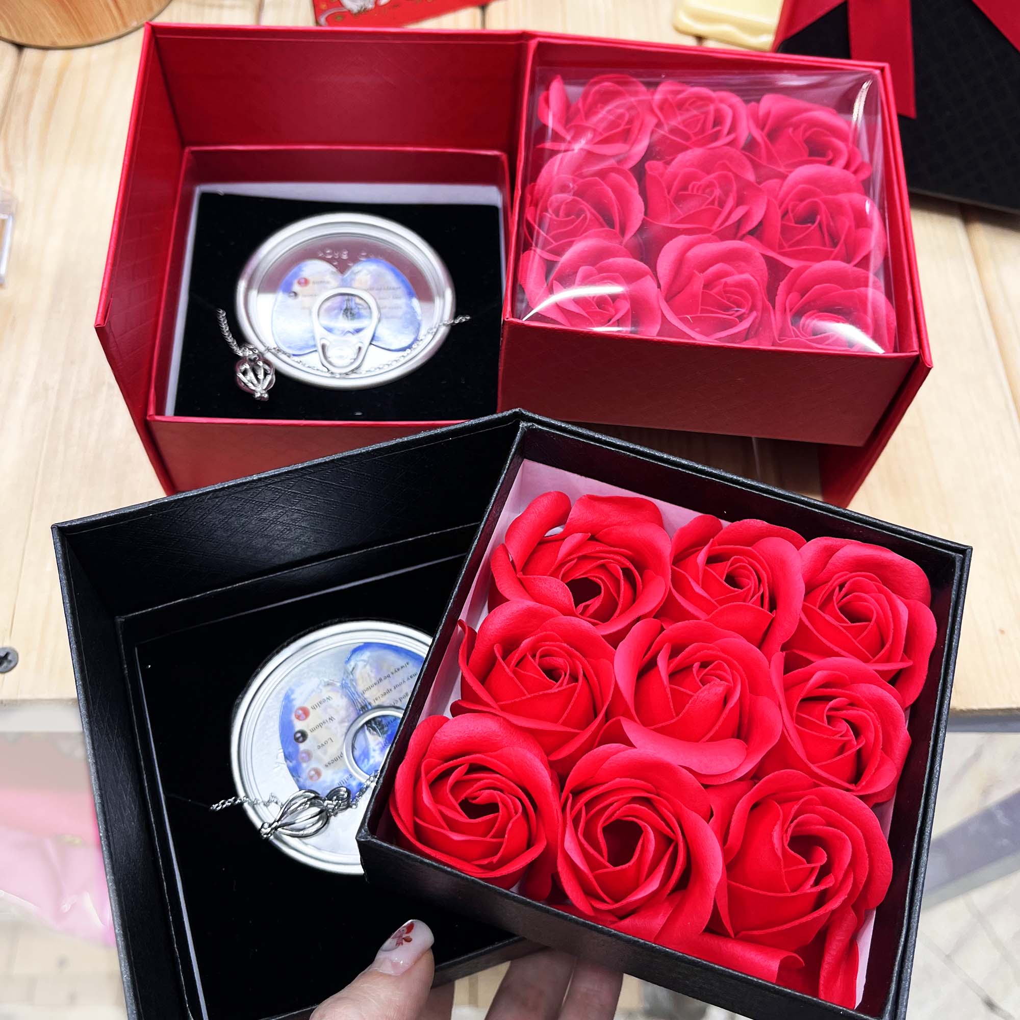 گردنبند مروارید عشق همراه باکس گل معطر و جعبه متحرک کد 02